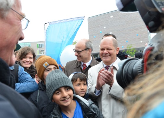 Bürgermeister Olaf Scholz, Schulsenator Ties Rabe und rund 1500 Schüler feierten die Eröffnung des Bildungszentrums Tor zur Welt